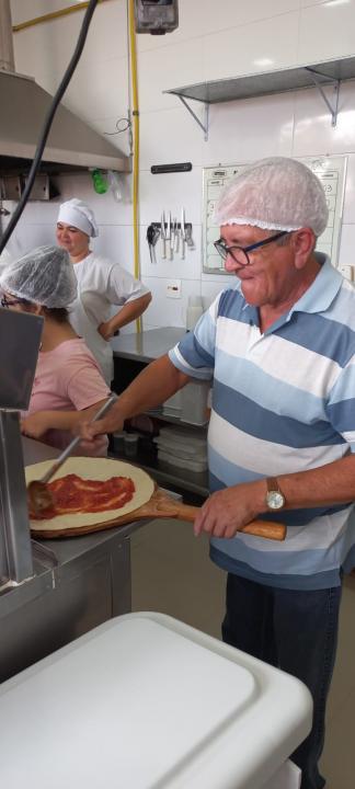 Foto 2 de 6 — Idosos do lar Otoniel de Camargo fazem e comem pizzas para comerar ação solidária